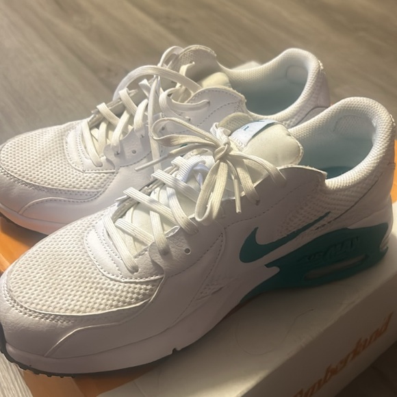 Nike Air Max, Size 9. Almost brand new. Only worn twice. - Picture 2 of 3